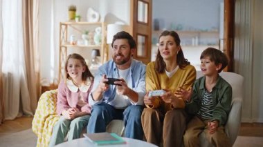 Hüsrana uğramış aile video oyununu kaybediyor. Anne babaları internette yenilgiye uğrayan çocuklar. Duygusal adam elinde kablosuz kontrolör tutarken sinirli akrabaları hayal kırıklığına uğramış yüzler gösteriyor.