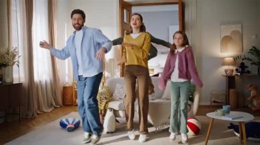 Kaygısız bir aile eve atlıyor ve birlikte eğleniyorlar. Partide dans eden, neşeli, rahat bir dairede dans eden pozitif insanlar. Anne babası müzik dinleyen küçük bir kız çocuğu. Mutluluk kavramı