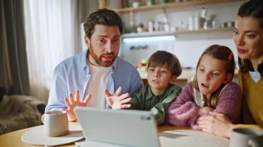 Kapalı devre insanlar tablet mutfağını arıyor. Sakallı baba duygusal açıdan heyecanlı bir hikaye anlatıyor. Ergen çocuklar web kamerasına bakıyor. Dost canlısı aile içeride rahatlıyor. Modern teknoloji