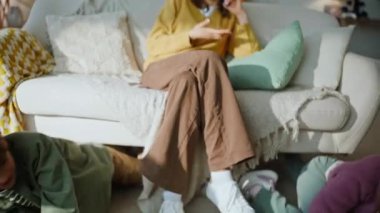 Kanepe saklayan iki çocuk yakın plan sığınak oyunu oynuyorlar. Anne serbest çalışan, cep telefonundan konuşan yaramaz çocuklar oturma odasında çalışıyor. Çoklu iş kadını akıllı telefon görüşmesi yapıyor. Çocukları içeride sakinleştiriyor.