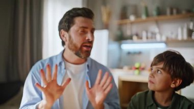 Duygusal baba hikayeleri, kahvaltı yapan eğlenceli akrabalar, yakın çekim. Mutlu aile yemeği yerken apartman mutfağında birlikte oturuyoruz. Gülümseyen ebeveynler çocuklar sabah sandviçlerinin tadını çıkarıyorlar