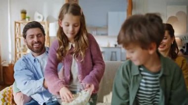 Çocukları kanepeye davet eden çiftler birlikte film izlemeye başlıyorlar. Mutlu akrabalar patlamış mısır yiyip televizyon seyrediyorlar. Keyfini çıkarıyorlar. Hafta sonu eğlence konsepti