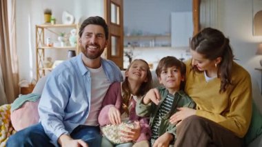 Birlikte oturup film izleyen gülen bir aile. Patlamış mısır yiyen mutlu sakallı bir adam parmak TV 'de tatlı çocuklarla güzel bir eş dairesiyle eğleniyor. Hafta sonu eğlence konsepti