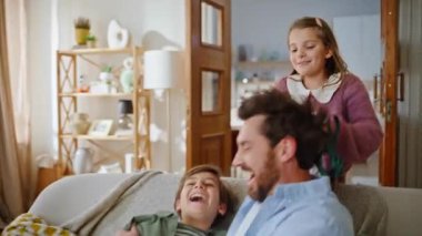 Gözleri bağlı bir baba oğlunu kanepeye düşerken yakalıyor. Mutlu aile kucaklaşması cep telefonu kullanarak selfie çekmek. Dört akraba hafta sonunu akıllı telefon oturma odasının fotoğraflarını çekerek geçiriyor.