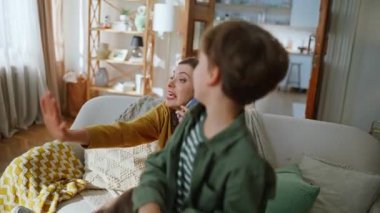 Stresli anne akıllı telefonu arıyor ve evi konsantre etmeye çalışıyor. Gürültücü enerjik çocuklar oyuncaklarla kavga ediyor. Gergin kadın, serbest çalışan, çocukları sakinleştiren, telefonu kapatan, dikkati dağılmış oturma odasını arayan.