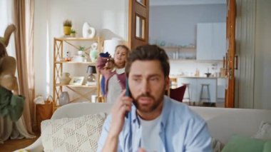 Serbest çalışan baba cep telefonlu yaramaz çocukların oturma odasını kapattığını söylüyor. Hayal kırıklığına uğramış baba akıllı telefon görüşmesi yapıyor. Uzaktan tedirgin olmuş, enerjik küçük çocuklar etrafta oynuyorlar.