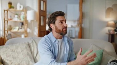 Stresli iş adamı evde çalışırken hiperaktif çocuklar etrafta koşuşturuyor. Enerjik çocuklar yüksek sesle bağırarak oynuyorlar. Serbest çalışan baba cep telefonu görüşmesini sonlandırdı. Gürültücü oğlu içeride tartışıyor.