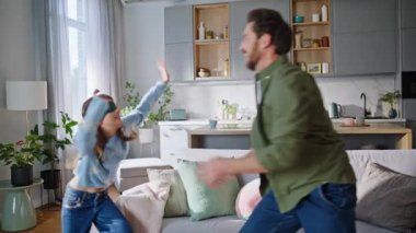 Modern oturma odasında babamı gözbağı ile yakalayan tatlı bir kız. Gülen baba, tapılası kız saklambaç oynuyor aile içinde aktif oyun evlerinde vakit geçiriyor. Gülümseyen sakallı adam çocuk kanepeye sarılıyor..