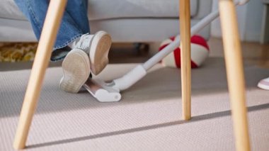 Yerleri süpüren sübyancı kız babası akıllı telefonuyla evde oturuyor. Sorumluluk sahibi küçük kız sakallı baba rahat koltukta rahat rahat cep telefonuna bakıyor. Oda servisi aile rutini.