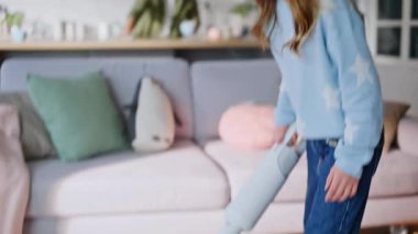 Baba kız hafta sonu evi temizliyor. Ergen kız halıları süpürüyor sakallı ebeveyn mutfak tezgahını siliyor. Baba, çocuk ev işleriyle meşgul, rutin ev işlerini birlikte yapıyor..