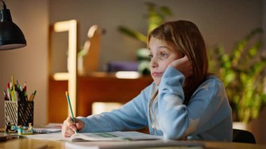 Kalem tutan motivasyonsuz öğrenci öğrenme dersi. Dairenin iş yerine yakın çekim. Zor işleri çözen üzgün ortaokul öğrencisi ders kitabı gibi görünmekten sıkılmış. Yorgun liseli kız evde yalnız çalışıyor..