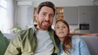 Baba ergen, oturma odasındaki rahat webcam kanepe pov videosundan bahsediyor. Neşeli sakallı baba tatlı kızını rahatlatıyor kanepeye oturmuş interneti seyrediyor. Mutlu baba çocuk videoları eve geliyor..