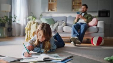 Ev ödevi yapan tatlı bir kız. Bekar bir baba. Kanepede oturmuş akıllı telefonlara bakıyor. Rahat bir ergen çocuk yerde yatan sakallı adamın cep telefonu mesajlarını yazıyor. Mutlu çocukluk babalığı.