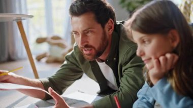 Baba çocuk rengarenk resimler çizmeyi seviyor. Gülümseyen sakallı baba, aile zamanlarını sevimli küçük kızlarıyla birlikte yaratıcı eğlencelerle geçiriyor. Baba çocuk aktivitesi