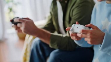 Baba çocuk, kanepe oturma odasında video oyunu oynayarak joystickleri sıkıştırıyor. Heyecanlı sakallı adam gülümseyen kız çocuk sevinen sanal yarışmayı kazandı kucaklaşarak beş takım çalışması verdi..
