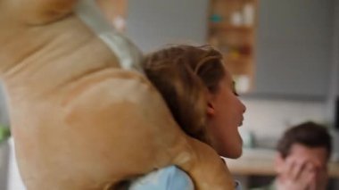 Stresli serbest çalışan kız oyuncakçılık oynayıp apartman kapanışı diye bağırıyor. Bitkin sakallı baba, çocuk seslerinin kapanmasından şikayetçi. İş yetersizliği. Tek ebeveyn.