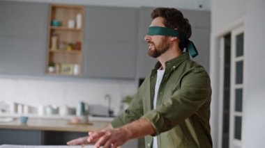 Baba saklambaç oynuyor. Oturma odasında sevimli bir kız arıyor. Gözleri bağlı sakallı bir adam, güzel bir çocuğu yakalayıp koşuyor, alkışlıyor ve aktif oyundan zevk alıyor. Mutlu bir aile, keyifli bir tatil geçiriyor..