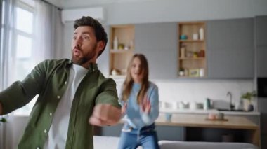 Baba kız, hafta sonu ev içi çekimlerinde evde dans ederek eğleniyor. Gülümseyen sakallı adam baba komik hareketler yapıyor apartman dairesi kanepesinden atlayan kızla eğleniyor. Mutlu çocukluk.