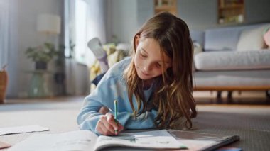 Zeki liseli kız, evde yerde yatıp, etrafı kolaçan ediyor. Ciddi ergenlik çağındaki kız ders kitabı yazıyor. Oturma odasında ders çalışıyor. Öğrenci bilgi edinme görevleri yapıyor.