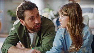 Erkek kız, zor okul ödevini birlikte oturma odasını kapatarak öğreniyor. Umutsuz baba, ödevlerini yapan, ders kitabı okuyan küçük kız. Eğitim rutin sorunu.