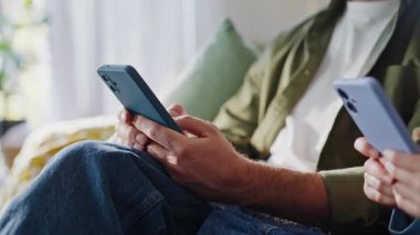 Baba, elinde akıllı telefon, evinde oturmuş, genç kızıyla cep telefonunun kapanmasını izliyor. Rahat baba, tatlı kız internet oyunlarında birlikte oyun oynuyor, dijital hayata bağımlı. Aile istirahatı..