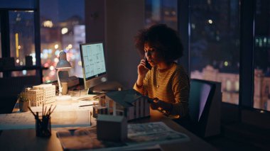 Stresli mimar gece ofisinden arıyor, fazla mesai üzerinde çalışıyor. Endişeli bir Afrikalı Amerikalı kadın cep telefonuyla ev düzeni hatasını tartışıyor. Sinir mühendisi ev planından şikayetçi..