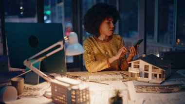 Gece müdürü inşaat projesinde fazla mesai yapıyor. Cep telefonunu kontrol ediyor. Geç saatlere kadar çalışmak istemeyen yorgun Afrikalı Amerikalı kadın. Yorgun mimar karanlık ofis mimari şirketinde oturuyor..