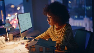 İnşaat müdürü karanlık ofis kapanışında mimari tasarım üzerinde fazla mesai yapıyor. Afro-Amerikan bir mimarın ev planı üzerine yazmasından esinlendim. Akşamları başarılı bir tasarımcı projesini geliştirir