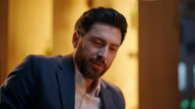 Tımarhanedeki beyefendi, akşam dinlenme masasında oturmuş daire portresi çekiyor. Gülümseyen esmer adam sakala dokunuyor mesafeye bakıyor sakin bir ifadeyle yakından. Yakışıklı maço bekleme gecesi. Düz dinlenme.