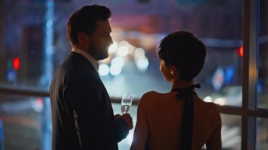 Gece yarısı panoramik pencerede şampanyayla şehri kucaklayan mutlu bir çift. Kibar bir adam, kısa süreli güzel bir kadınla bağ kuruyor. Güzel bir akşam geçiren iki aşık.
