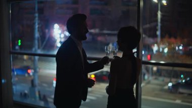 Yeni evli çiftler şampanya kadehleri tokuşturup panoramik apartmanın manzarasına hayran kalıyorlar. Aşk çifti çağdaş otelde buluşmanın tadını çıkarıyor. Yakışıklı romantik adam, sevgi dolu kadın eşiyle içeride konuşuyor.