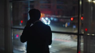 İş adamını arayıp gece ofis penceresini kapatma sorununu tartışıyoruz. Sinirli yönetmen duygusal olarak akıllı telefondan konuşuyor. Memnun olmayan yönetici geç saatlere kadar çalışıyor.