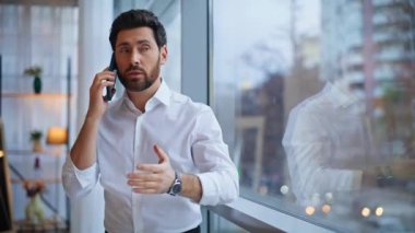 Girişimci, ofis koridorunun penceresini kapatma konusunda tartışıyor. Endişeli iş adamı portresi akıllı telefondan duygusal olarak bahsediyor. Tatminsiz yönetici kontrol zamanı konuşmaları rahatsız etti