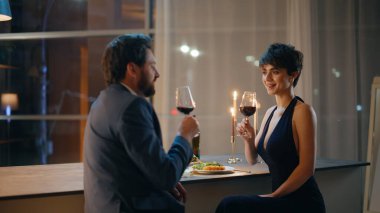 Gülümseyen aşıklar şarap kadehlerini tokuşturup akşam randevularını barda oturarak geçiriyorlar. Sevgili koca, eşiyle birlikte lüks dairenin yıldönümünü kutluyor. Mutlu çift iletişimi seviyor