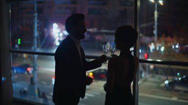 Yeni evli çiftler şampanya kadehleri tokuşturup panoramik apartmanın manzarasına hayran kalıyorlar. Aşk çifti çağdaş otelde buluşmanın tadını çıkarıyor. Yakışıklı romantik adam, sevgi dolu kadın eşiyle içeride konuşuyor.