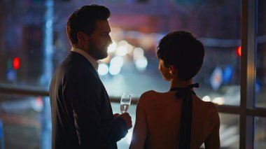 Gece yarısı panoramik pencerede şampanyayla şehri kucaklayan mutlu bir çift. Kibar bir adam, kısa süreli güzel bir kadınla bağ kuruyor. Güzel bir akşam geçiren iki aşık.