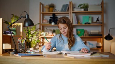 Not defteri yazan zeki bir öğrenci ev ödevlerini organize ediyor. İş yerlerini kapatıyorlar. Ciddi ergenlik çağındaki kız ders çalışıyor. Kitap okuyor, sayfa çeviriyor, masa lambasını yakıyor. Okul konusu görevi.