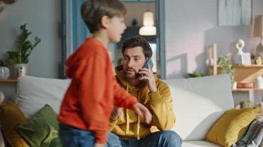 Gürültücü çocuk cep telefonuyla konuşan babasını rahatsız ediyor. Stresli sakallı bir adam, apartman dairesini yöneten aktif bir çocuğa bağırıyor. Babaya sinirli küçük çocuk demek..