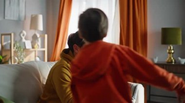 Sinirli bir babanın cep telefonunu araması gürültülü mutlu oğlunun kanepenin etrafında koşmasını engelliyor. Stresli sakallı adam yaramaz çocuk gürültüsü yüzünden akıllı telefondan konuşuyor. Bekar baba, çocuk itaatsizliği çekiyor..