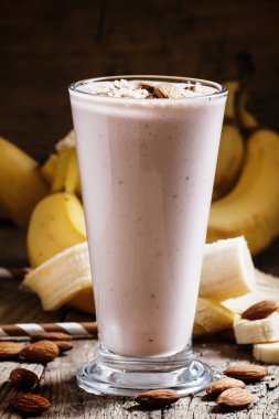 Dairy smoothie with ground almonds and bananas