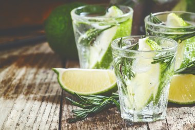 İçmek kireç, biberiye, tatlım ve soda, kırılmış buz ile sürahi