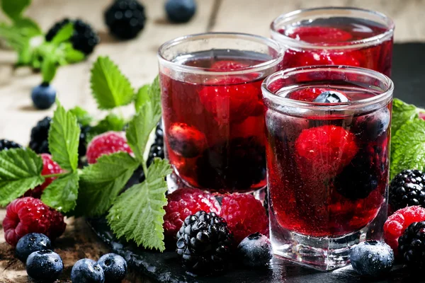 Холодный летний ягодный чай с малиной, черникой, ежевикой и мятой — стоковое фото