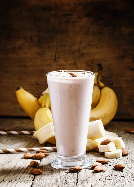 Batido de leite com amêndoas moídas e bananas — Fotografia de Stock