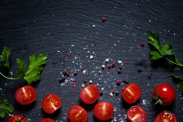 Food background, sliced and whole cherry tomatoes — Stock Photo, Image