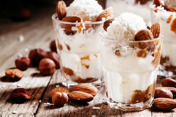 Десерт с ванильным мороженым — стоковое фото