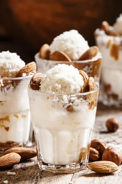 Dessert à la crème glacée vanille — Photo