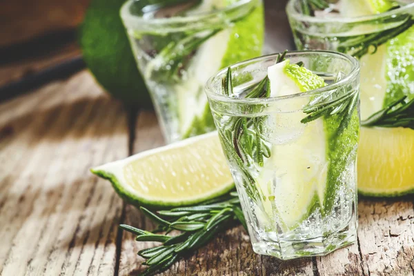 Bevanda con lime, rosmarino, miele e soda, brocca con ghiaccio tritato — Foto Stock