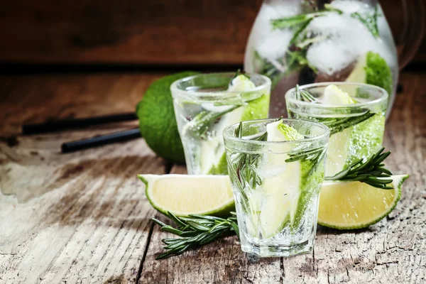 Beber con lima, romero, miel y refresco, jarra con hielo picado —  Fotos de Stock