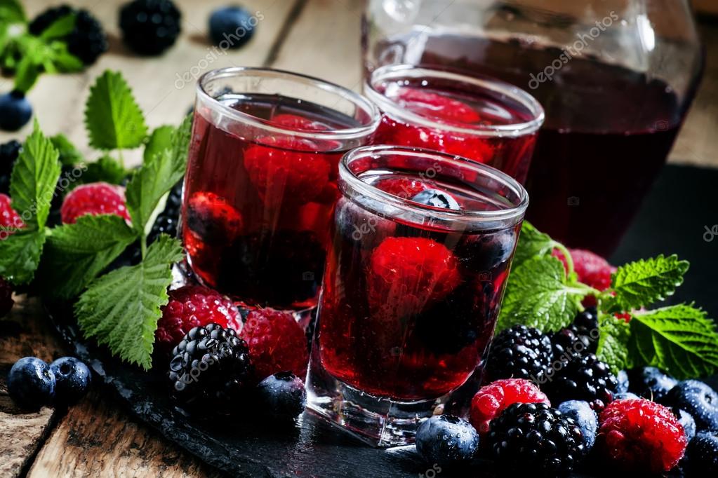 https://st2.depositphotos.com/7893620/10661/i/950/depositphotos_106611888-stock-photo-cold-summer-berry-tea-with.jpg