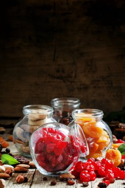 Cam bir kavanozda kurutulmuş kiraz